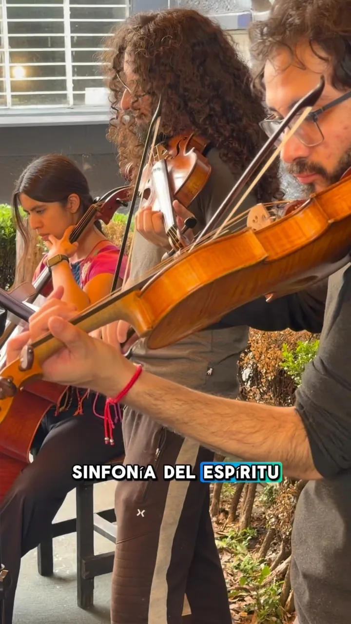 Violinistas del ensamble tocando de cerca durante Sinfonía del Espíritu